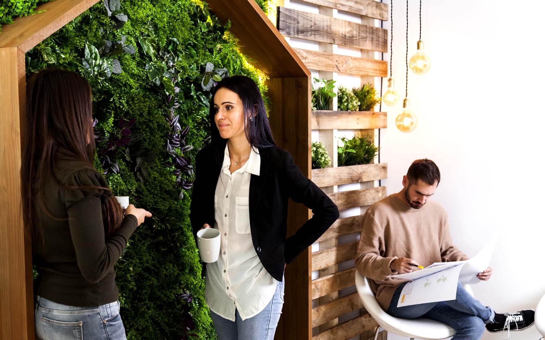 Zieleń w przestrzeni do pracy w biurze.